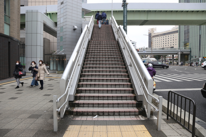三宮歩道橋にエスカレーターを設置 デッキ利便性の向上と利用の促進へ こべるん 変化していく神戸