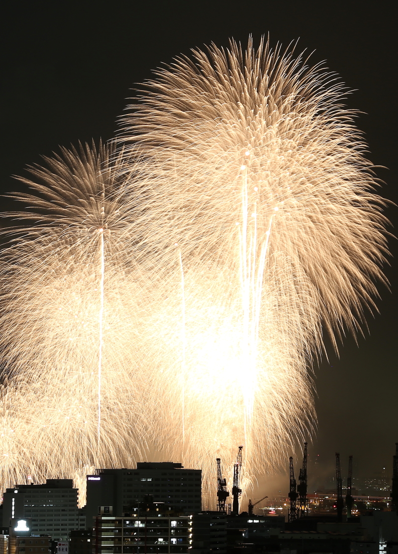 第49回みなとこうべ海上花火大会 神戸の夏の夜空に大輪が咲く こべるん 変化していく神戸
