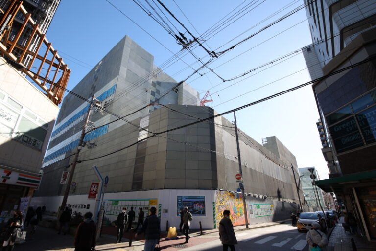 神戸三宮雲井通5丁目地区第一種市街地再開発事業 解体工事が進捗し、縮小を始めた街区内既存建物群 II期計画の概要検討開始も必要性を帯びる